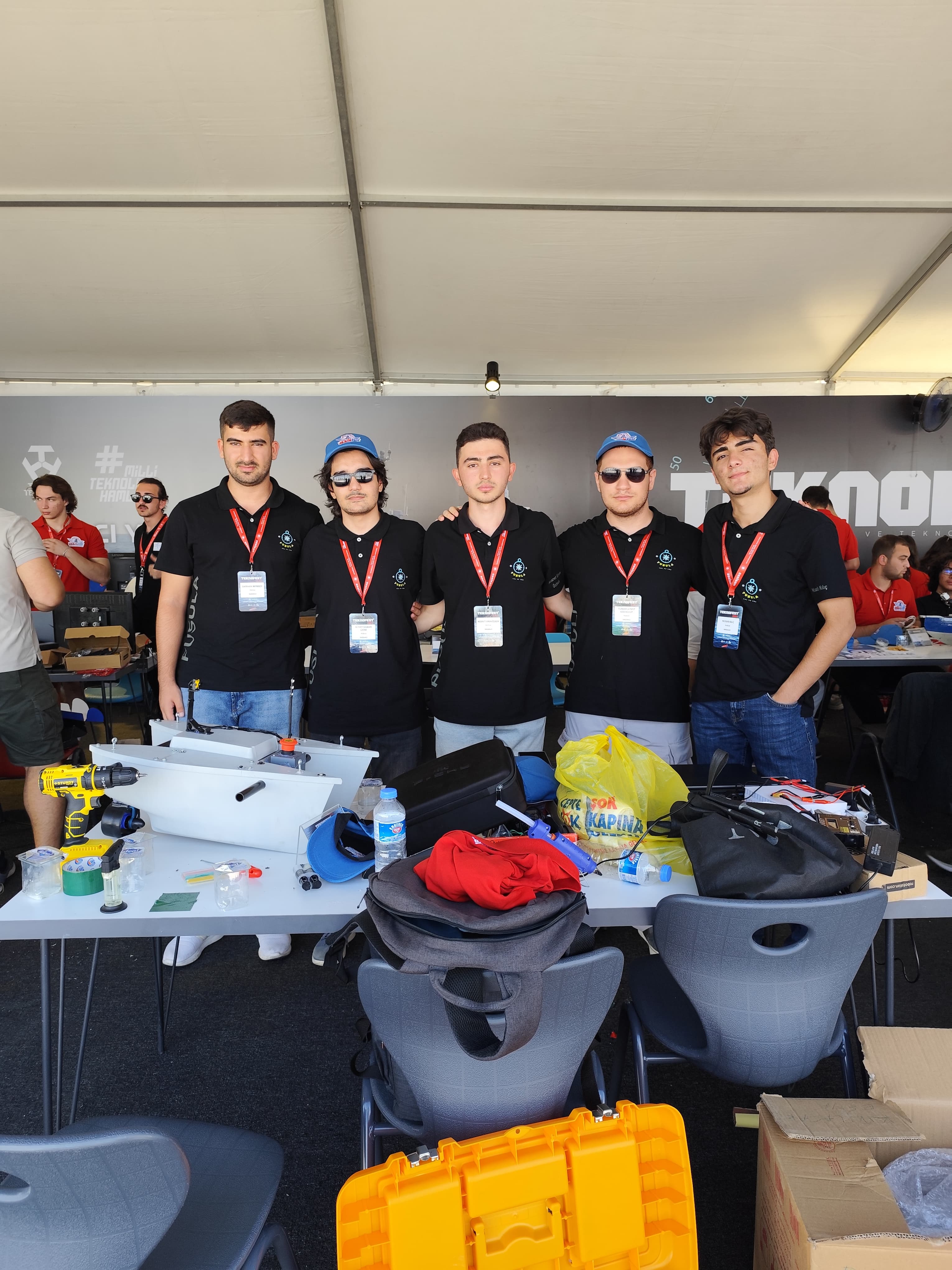 Yazılım Mühendisliği Bölümü öğrencimiz  Furkan Ahmet Karabulut ve Elektronik Mühendisliği Bölümü öğrencimiz Ahmet Selman Çatak’ın üyesi olduğu PUSULA takımı 19-22 Eylül tarihlerinde Mersin’i Erdemli ilçesinde düzenlenen TEKNOFEST İnsansız Deniz Aracı Final Yarışmasında “En Özgün Tasarım” ödülünü almaya hak kazanmıştır. PUSULA takımı ayrıca yarışmanın elle kumanda etabında ikincilik derecesini elde etmiştir. Öğrencilerimizi tebrik ederiz.