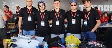 Yazılım Mühendisliği Bölümü öğrencimiz  Furkan Ahmet Karabulut ve Elektronik Mühendisliği Bölümü öğrencimiz Ahmet Selman Çatak’ın üyesi olduğu PUSULA takımı 19-22 Eylül tarihlerinde Mersin’i Erdemli ilçesinde düzenlenen TEKNOFEST İnsansız Deniz Aracı Final Yarışmasında “En Özgün Tasarım” ödülünü almaya hak kazanmıştır. PUSULA takımı ayrıca yarışmanın elle kumanda etabında ikincilik derecesini elde etmiştir. Öğrencilerimizi tebrik ederiz.